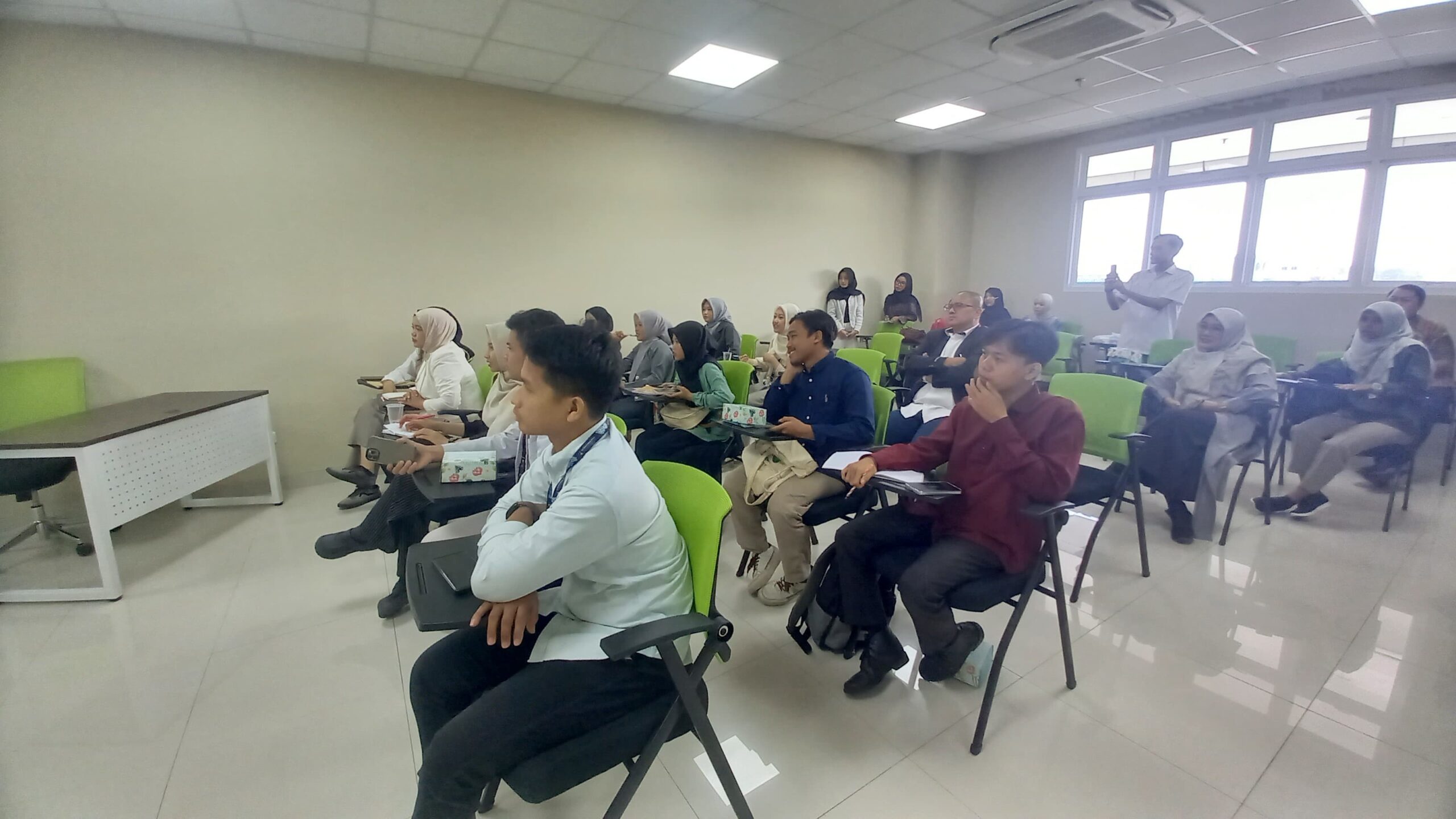 Mahasiswa UPT Bahasa UIN Siber Syekh Nurjati Cirebon mengikuti sesi pembelajaran Bahasa Jerman