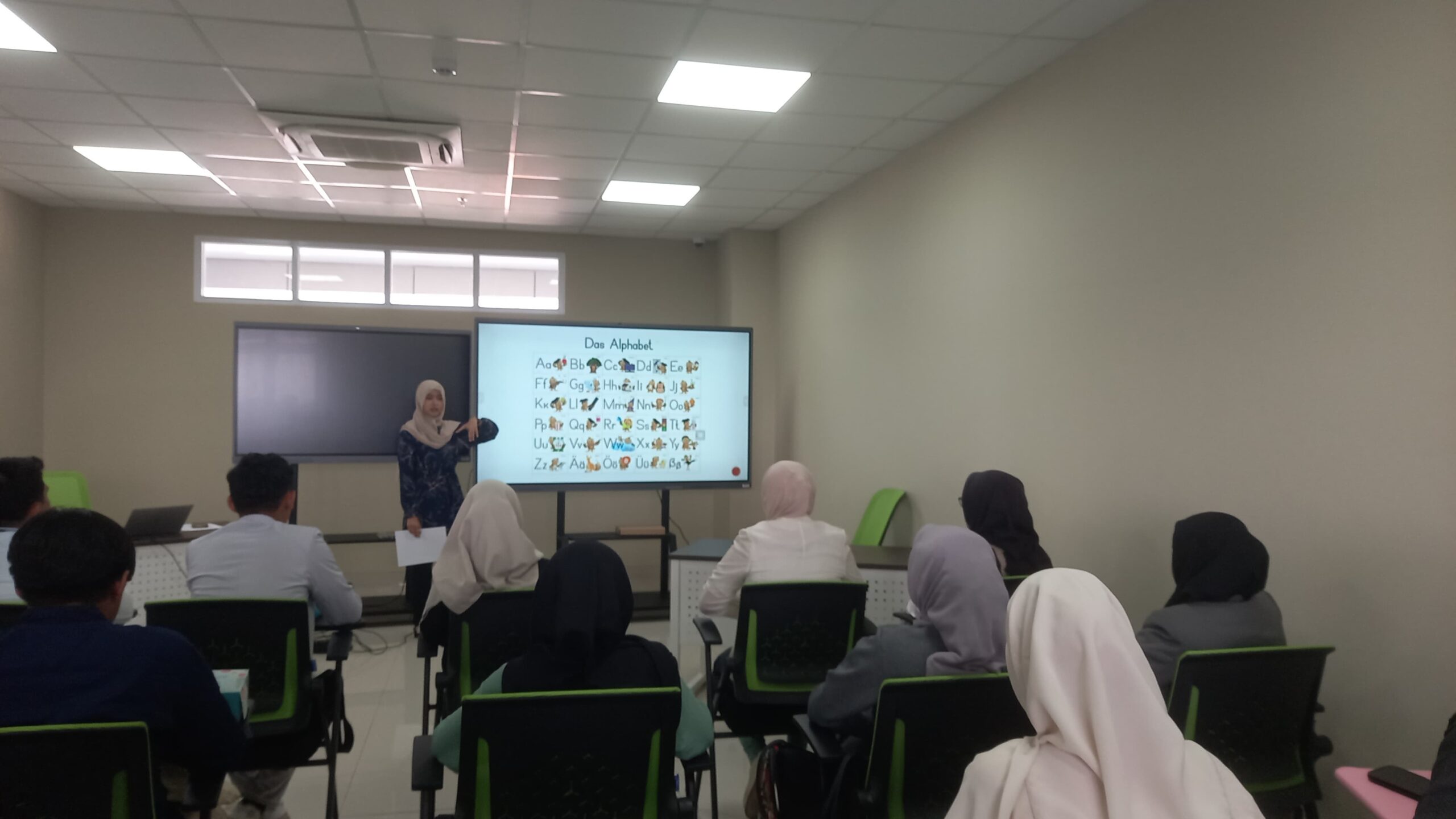 Mahasiswa UPT Bahasa UIN Siber Syekh Nurjati Cirebon mengikuti sesi pembelajaran Bahasa Jerman